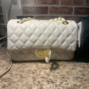 Caviar Classic white Quilted Medium Shoulder Bag
10x7x3.5
Drop 22 1/2